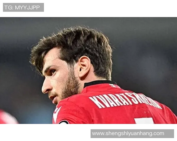 马丁内斯的传奇之路：从默默无闻到全球瞩目的足球巨星